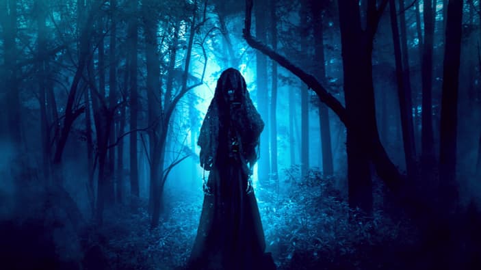 La Llorona vagando junto al río bajo la luz de la luna